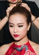 Trang điểm đẹp với đôi mắt sắc sảo như Hoàng Thùy Linh 