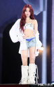 Outfit táo bạo cực cháy khiến Huh Yunjin nhận nhiều bình luận gây tranh cãi